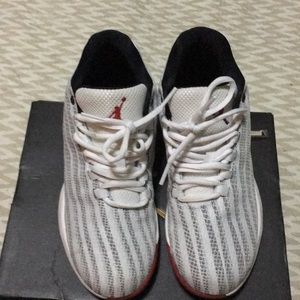 Jordan b. Fly BG size 4 sneakers